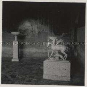 Herculaneum, Casa dei Cervi, Statue Hunde zerfleischen den Hirsch