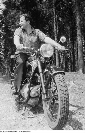 Porträt eines Mannes, auf einem Motorrad sitzend