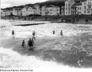 Strandpromenade mit Villen (um 1845 und 1857/1865) östlich des Kurplatzes, im Vordergrund Badende bei hohem Wellengang