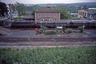 Niefern Lok 144 081 N6047 BD4yg-Wagen Empfangsgebäude Bahnsteig