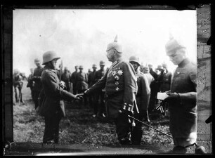 Hindenburg, Paul von, Generalfeldmarschall, bei Ordensverleihung