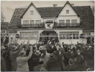 Gratulanten beglückwünschen Mathilde und General Erich Ludendorff zu dessen 70. Geburtstag