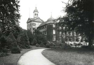 Eutin, Schloss : Eutin. Schloss. Teilansicht mit Torturm und West-Flügel. Blick durch den Park