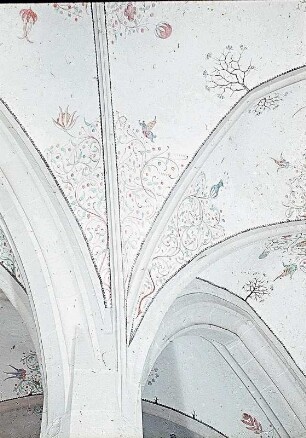 Ornamentale Ausmalung mit figürlichen Elementen