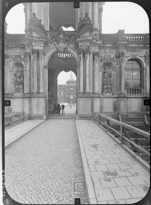 Dresden-Altstadt. Zwinger (1709-1728, M. D. Pöppelmann). Kronentor von der Brücke über den Zwingergraben