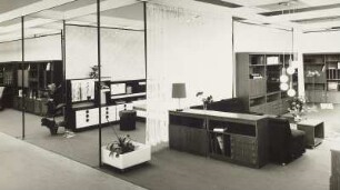 Ausstellungskojen mit Wohnzimmermöbeln verschiedener Hersteller