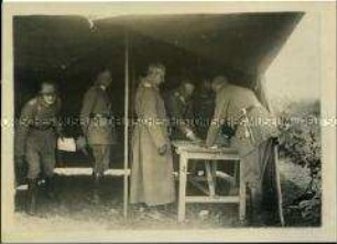 Wilhelm II. auf einem Gefechtsstand bei Tarnopol