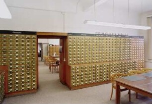 Sächsische Landesbibliothek - Staats- und Universitätsbibliothek Dresden. Zentralbibliothek (ehem. Landesbibliothek). 1. Obergeschoss. Abteilung Information, Auskunft, Systematischer Katalog und Benutzerplätze sowie Durchgang zum Alphabetischen Katalog : Dresden-Neustadt, Marienallee 12. Sächsische Landesbibliothek - Staats- und Universitätsbibliothek Dresden. Zentralbibliothek (ehem. Landesbibliothek). 1. Obergeschoss. Abteilung Information, Auskunft, Systematischer Katalog und Benutzerplätze sowie Durchgang zum Alphabetischen Katalog