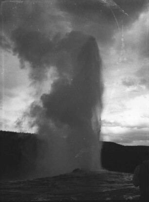 Old Faithful Geysir : Der Old Faithful Geysir im oberen Geysir-Becken des Yellowstone-Nationalparks bei der Eruption.