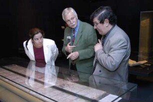 Besuch des Botschafters von Guatemala, Julio Roberto Silva. Besichtigung der Maya-Handschrift im Zimelienzimmer