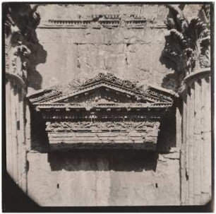 Bacchustempel, Baalbek: Innenraum, Dreiecksgiebel