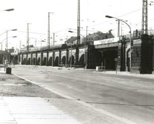 Dresden-Altstadt, Könneritzstraße. Hochgleisanlage (Stadtviadukt) der Eisenbahnstrecke Dresden Hauptbahnhof - Bahnhof Dresden-Neustadt. Bahnbögen 14 bis 21 zwischen Schweriner Straße und Jahnstraße. Ostseite