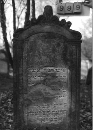 Grabstein 999 (Index: 99751339) Material: Sandstein Zustand: abgeblättert/Textverlust Maße HxBxT: 155x73x10 cm Beschreibung: ädikulaart. St. m. Pilastern, Segmentbogenabschl. m. Voluten u. Mittelakroter, Symbolik: Voluten: Grabstein 999