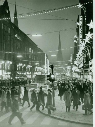 Hamburg-Altstadt. Die vorweihnachtlich geschmückte Mönckebergstraße bei Nacht. Es herrscht reger Verkehr