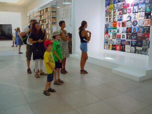 Venedig - Besucher der Biennale : Besucher betrachten zeitgenössische Kunstwerke in der Biennale von Venedig. Aufgenommen am 6. August 2011