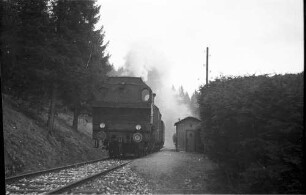 Lok 141, Mariaberg, Wellblechbude von 1901, steht 2009 noch; Foto veröffentlicht im Bildband "Die Hohenzollerische Landesbahn in den 1960er Jahren", Sutton-Verlag Erfurt 2002, Seite 115