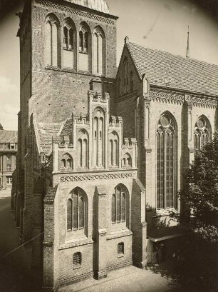 Güstrow. Pfarrkirche St. Marien (1301/1333, 1503/1508 Wiederaufbau nach Brand, 1880/1883 Umbau und Restaurierung). Teilansicht