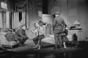 Szenenbilder aus "Die letzte Station" von Erich Maria Remarque. Kammerspiele (Deutsches Theater) Berlin, 17.11.1958 : Mit Inge Keller als Anna Walter, Herwart Grosse als Ross, Margret Homeyer als Grete, Heinz Hinze als Schmid, Wolfram Schaerf als SS-Mann u. a.