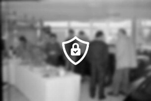 Autohaus [Name maskiert] Höhenkamp: Honda-Vertragshändler: Aktion "Frühstück bei Honda": Ausstellungsraum: Neuwagen Honda Akkord: Inhaber [Name maskiert] gibt Informationen: Besucher an Frühstücksbuffet: hinten links Verkaufs- und Informationsschalter