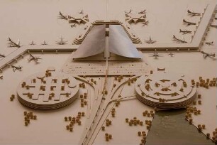 Schneider - Esleben, Paul; Köln - Porz, Wahner Heide; Flughafen Köln-Bonn, Erweiterung 'Airportcenter Pentastern' - Erweiterung Abfertigungsgebäude Variante "Trapez"