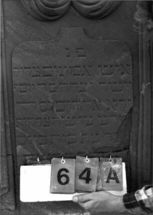 Grabstein 64 (Index: 99796100) Maße HxBxT: 165x63x19 cm Symbolik: Krone: Grabstein 64A
