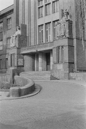 Repräsentatives Gebäude mit Portalfiguren, Treppe und Zufahrt