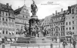 Marktplatz mit Siegesdenkmal