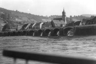 Königstein (Sächsische Schweiz). Blick über die Elbe gegen Eisenbahnviadukt und Marienkirche
