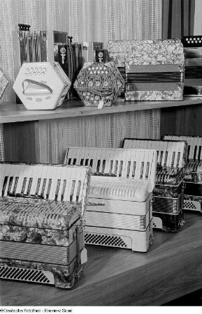 Akkordeons des VEB Klingenthaler Harmonikawerke, Marke "Weltmeister", und weitere Handzuginstrumente auf der Leipziger Herbstmesse 1954