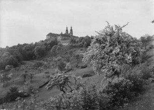 Bad Staffelstein. Landschaftsausschnitt mit Kloster Banz