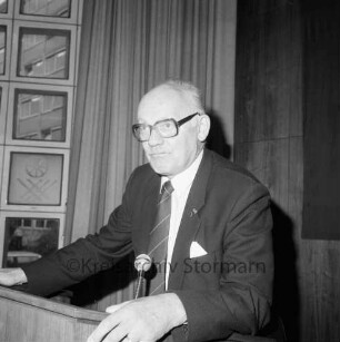 Kreistagssitzungssaal: Veranstaltung: Redner an Rednerpult