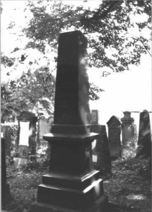 Grabstein 79 (Index: 100081632) Material: Granit Zustand: gut Maße HxBxT: 277x85x91 cm Beschreibung: Obelisk, getreppter Sockel: Grabstein 79