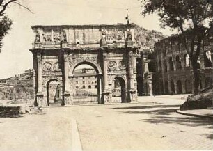 Rom. Konstantinsbogen (312-315), rechts das Colosseum