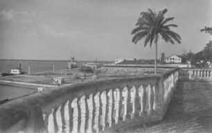 Mole : Blick über eine Balustrade auf eine Mole