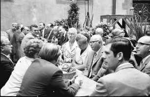 Freiburg: Rathaushof; Gruppen und Tische im Hof