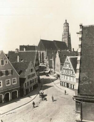 Nördlingen, Schrannenstraße : Blick durch die Schrannenstraße auf die St. Georgskirche