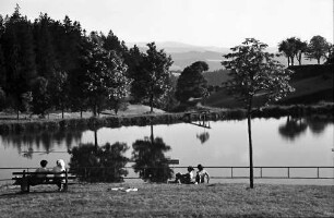 St. Märgen: Strandbad; Vordergrund Wiese