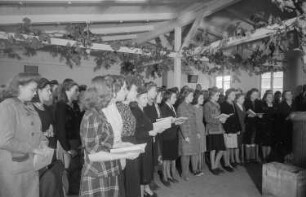 Eröffnung der Friedrich-Wolf-Oberschule in Boock / Kreis Uecker-Randow (Mecklenburg) : Auftritt eines Chors