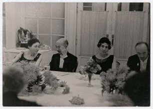 Bankett der japanischen Delegation in Genf. von rechts: Edvard Beneš (tschechoslowakischer Außenminister), Mme Cornejo (Gattin des neuen Ratsmitgliedes Exz. Cornejo aus Peru), Mineitciro Adatci (Botschafter in Paris), Mme Hymans (Frau des belgischen Aussenministers Paul Hymans)