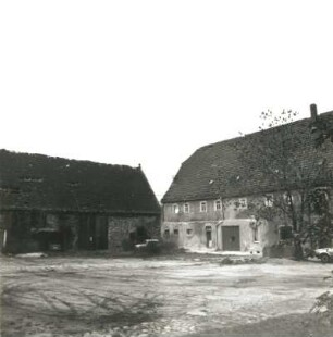 Wilsdruff, Dresdner Straße 26. Vierseithof (1816). Scheune und Wohnhaus. Hofansicht