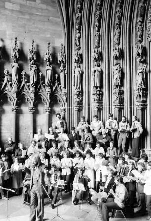 Freiburg: Münster, offenes Singen, Chor Schifferstadt, im Vorraum des Münsterportals