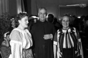 Madrid (Spanien): Empfang im Hotel Ritz; Gruppe, von links nach rechts: Metzger, Pfarrer, Popovici
