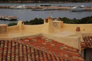 Insel Sardinien - Hausdächer : Dächer im Edelferienort Porto Cervo an der Costa Smeralda, aufgenommen 2006