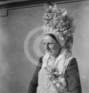 Frau in Bamberger Tracht mit Haube in Posen?