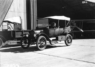 Flugplatz von Pretoria : Autos vor dem Hanger