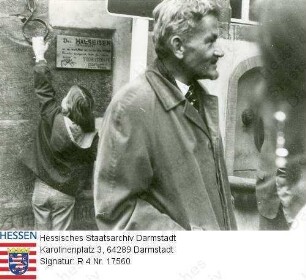 Gunzert, Walter Dr. phil. (1912-1989) / Porträt im linken Profil, auf Straße in Hirschhorn stehend bei Betriebsausflug des Hessischen Staatsarchivs Darmstadt