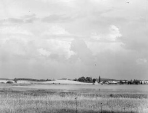 Moritzburg. Landschaft mit Teilansicht eines Orts