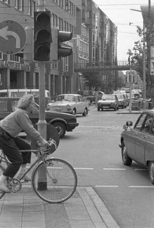 Autoverkehr in der Fritz-Erler-Straße