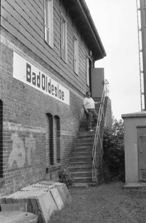 Stellwerk Bad Oldesloe Nord: Ulrich Lütsch, Vorsitzender des Vereins "Eisenbahnfreunde Bad Oldesloe" auf der Treppe zum Stellwerk