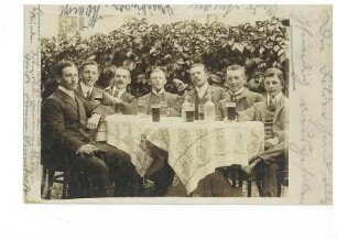 Sieben Männer beim Bier in Passau [?]